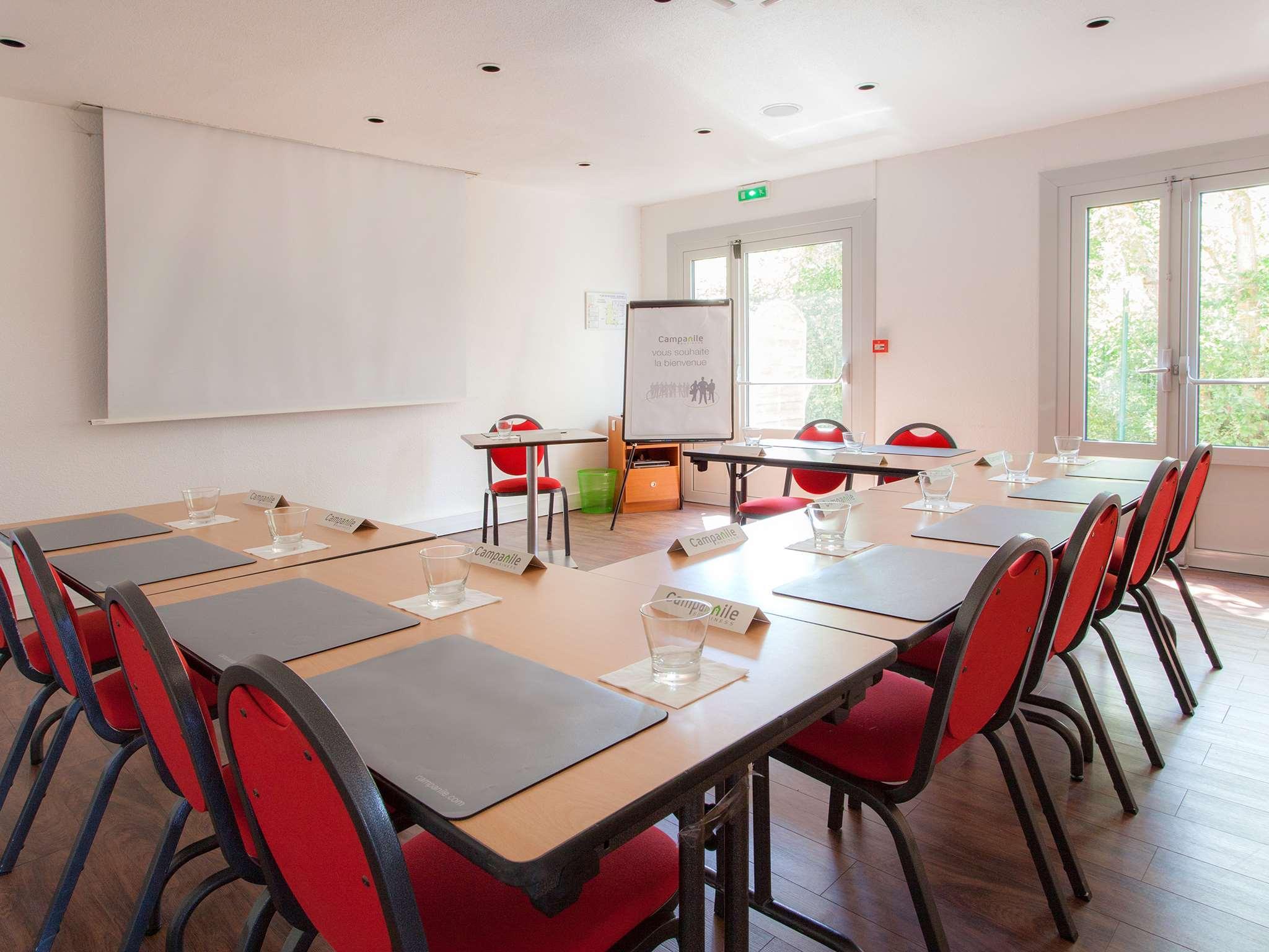 Campanile Centre Sortie 21 Sur A7 A9 Hotel